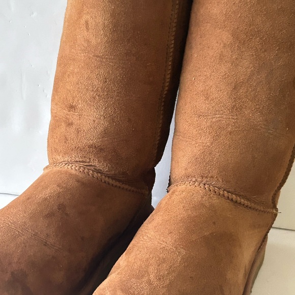 Preowned women Ugg boots size 9 
Ugg S/N 5815 - Picture 4 of 11